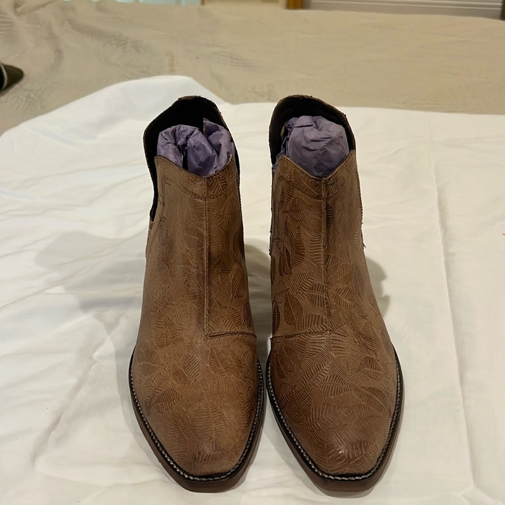 Roper brand tan ankle boot size 8.5